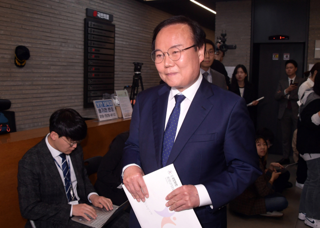 각종 설화와 논란을 일으킨 국민의힘 김재원 최고위원이 8일 오후 서울 여의도 국민의힘 당사에서 열린 중앙윤리위원회에서 소명을 마친 뒤 당사를 떠나고 있다. 윤리위는 이날 3차 회의를 열고 김재원·태영호 최고위원의 소명을 들은 후 최종 징계 수위를 정한다. 김 최고위원은 