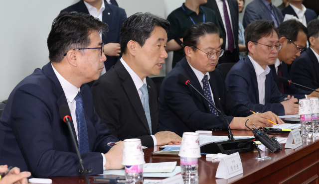 이주호 부총리가 1일 국회에서 열린 교육 현안 당정협의회에서 발언하고 있다. 연합뉴스