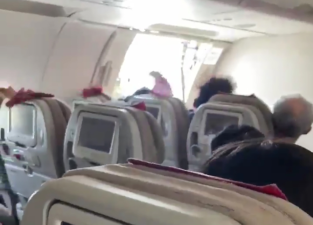 지난 26일 오전 11시 49분 제주공항을 출발한 아시아나항공 OZ8124편 여객기가 12시 45분 대구공항에 착륙하기 직전 출입문이 열린 모습. 연합뉴스