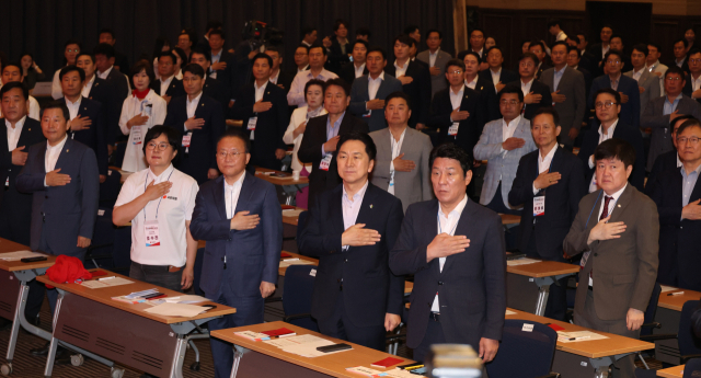 지난 6월 2일 여의도 중소기업중앙회에서 열린 국민의힘 전국 당협위원장 워크숍에서 김기현 대표와 윤재옥 원내대표 등이 국민의례를 하고 있다. 연합뉴스