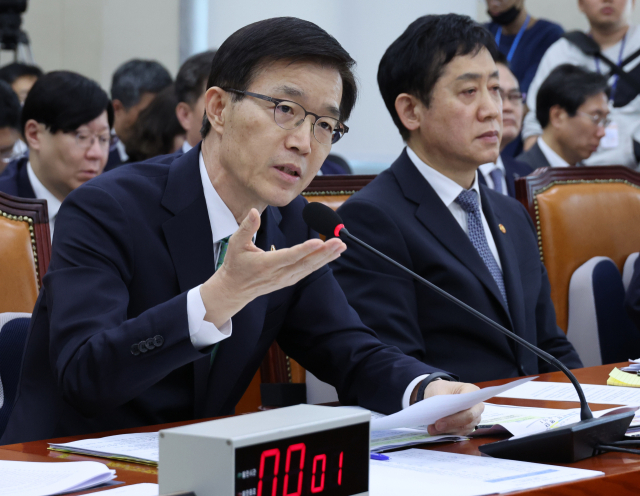 방문규 국무조정실장이 11일 국회에서 열린 정무위에서 의원의 질의에 답하고 있다. 연합뉴스