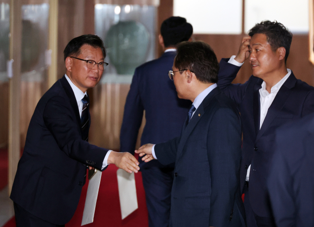 2일 국회의장실에서 선거제 개편안을 논의한 국민의힘 이양수 원내수석부대표와 민주당 송기헌 원내수석부대표가 나오고 있다. 이날 김진표 국회의장은 