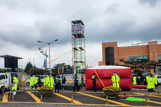 31일 오전 전남 광양시 금호동 포스코 광양제철소 인근 도로에서 한국노총 금속노련 간부 높이 7ｍ 망루를 설치해 고공농성을 벌이고 있다. 경찰은 지난 29일 밤부터 도로를 막고 망루를 설치해 불법집회를 벌인 혐의로 금속노련 간부들을 체포하고 정글도와 석유통, 쇠막대기 등을 압수했다. 한국노총 금속노련 간부들은 노조 조합원인 포스코 하청업체 노동자들의 