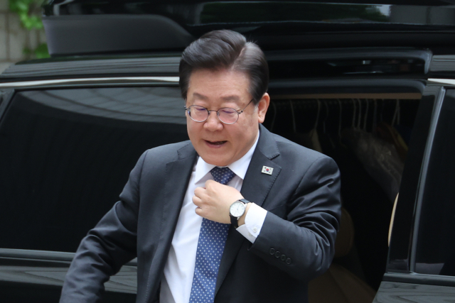 더불어민주당 이재명 대표가 2일 오전 서울 서초구 서울중앙지법에서 열리는 공직선거법 위반 혐의와 관련한 공판에 출석하고 있다. 연합뉴스
