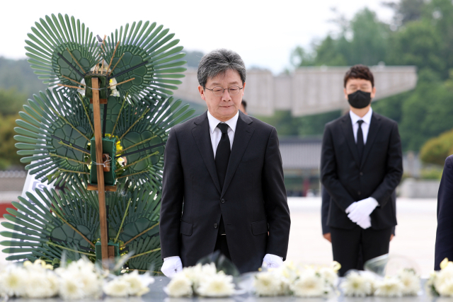 제43주년 5·18 민주화운동 기념일이 사흘 앞으로 다가온 15일 광주 북구 국립 5·18 민주묘지에서 국민의힘 유승민 의원이 참배하고 있다. 연합뉴스