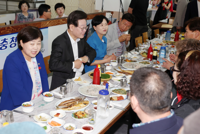 이재명 더불어민주당 대표가 3일 오후 부산 중구 자갈치 시장을 찾아 점심 식사를 하며 상인들과 대화를 나누고 있다. 이 대표 등 민주당 지도부는 이날 자갈치 시장을 찾아 후쿠시마 원전 오염수 문제 대책마련을 위한 어업인, 소상공인 간담회를 열었다. 연합뉴스