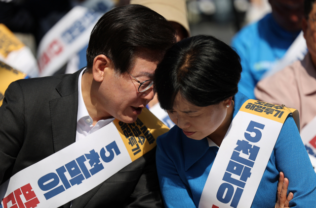 이재명 더불어민주당 대표와 서은숙 최고위원이 3일 오후 부산 부산진구 서면에서 열린 후쿠시마 오염수 방류 반대 영남권 규탄대회에 참석해 대화를 나누고 있다. 연합뉴스