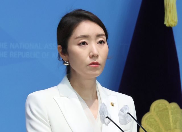 더불어민주당 강선우 대변인이 21일 오전 국회 소통관에서 현안 관련 브리핑을 하고 있다. 연합뉴스