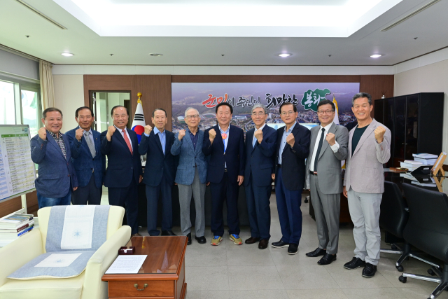 봉화지역 출신 예비역 장성들이 지역 현안문제 해결에 앞장서겠다고 약속하며 파이팅을 외치고 있다. 봉화군 제공