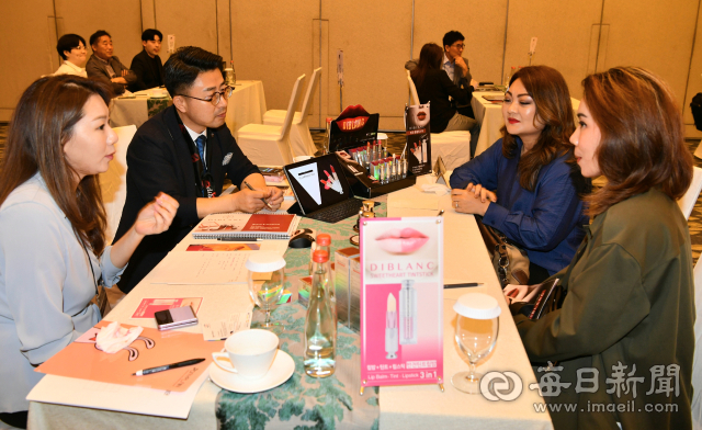경산시 종합무역사절단 참가 기업 관계자들이 인도네시아에서 수출 상담을 하고 있다. 경산시 제공