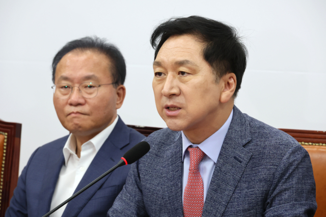 국민의힘 김기현 대표가 4일 오전 국회에서 열린 긴급 최고위원회의에서 발언하고 있다. 왼쪽은 윤재옥 원내대표. 연합뉴스