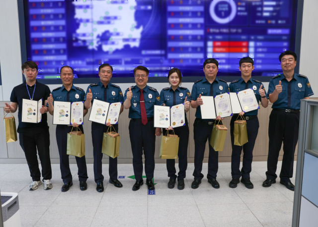 경북경찰청은 지난 2일 CCTV 시스템 개선, 상황실과 현장경찰 간 유기적인 협력체계 등 총력대응으로 피의자를 검거한 소속 경찰관 7명에게 표창을 수여했다고 5일 밝혔다. 경북경찰청 제