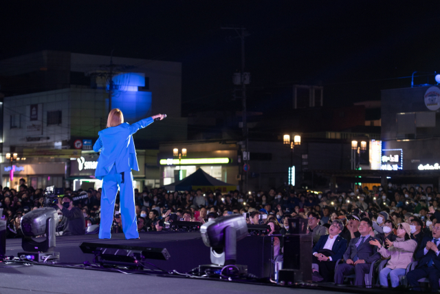 봉황대 고분을 배경으로 펼쳐지는 콘서트 '봉황대 뮤직스퀘어' 모습. 경주시 제공