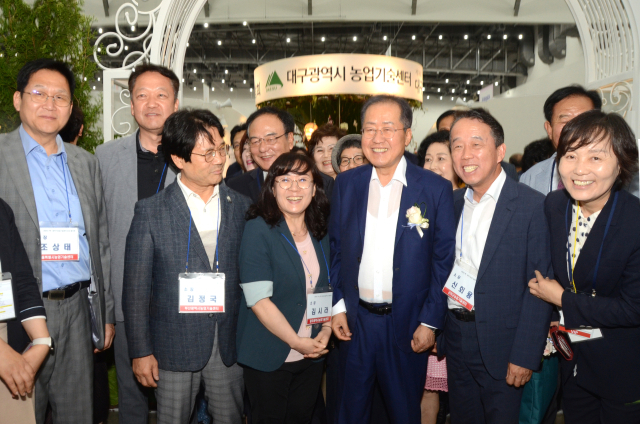 홍준표 대구시장이 2일부터 4일까지 엑스코 동관에서 열린 제14회 대구꽃박람회에 참석, 대구시 농업기술센터 전시관 등을 둘러보고, 대구를 방문한 전국 특·광역시 농업기술센터 소장협의회 회원들을 격려했다.