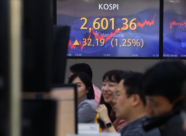 코스피가 전장보다 32.19p(1.25%) 오른 2,601.36로 마감한 지난 2일 오후 서울 중구 하나은행 딜링룸에서 딜러들이 업무를 보고 있다. 연합뉴스