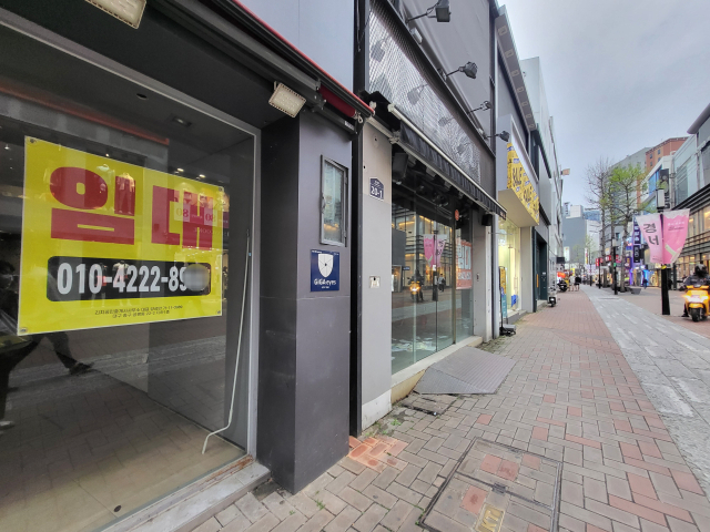 지난 4월 대구 중구 동성로 한 건물 1층에 임대 현수막이 붙어 있다. 한국부동산원에 따르면 동성로 소규모상가 공실률은 2018년 4분기 2.3%에서 지난해 14.8%까지 증가했다. 정은빈 기자