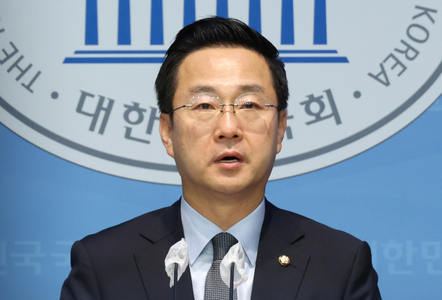 민주당 박성준 대변인이 28일 국회에서 괌 고립 국민 등 현안 관련 논평을 하고 있다. 연합뉴스