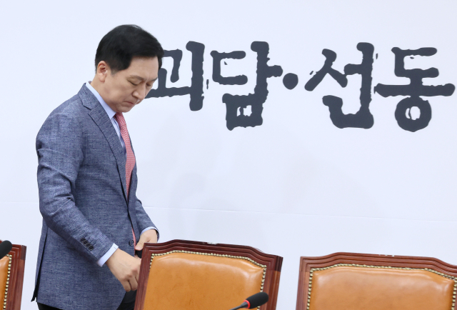 국민의힘 김기현 대표가 4일 오전 국회에서 열린 긴급 최고위원회의에 참석하고 있다. 연합뉴스
