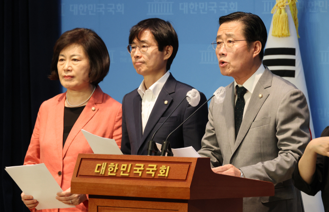 국민의힘 국회교육위 의원들이 5일 국회에서 김남국 의원 교육위 보임 반대 기자회견을 하고 있다. 오른쪽부터 이태규, 조경태, 정경희 의원. 연합뉴스