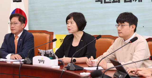 정의당 이정미 대표가 5일 오전 서울 여의도 국회에서 열린 상무집행위원회에서 발언하고 있다. 연합뉴스