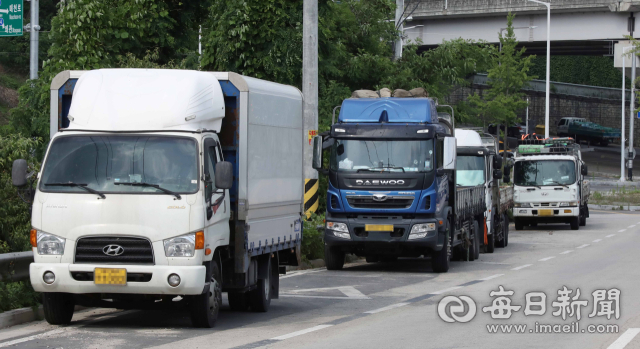 5일 오후 대구 북구 태전동 화물차 공영차고지 예정지 일대가 불법 주차된 화물차들로 몸살을 앓고 있다. 정운철 기자 woon@imaeil.com