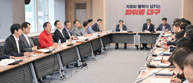 홍준표 대구시장은 5일 시청 산격청사에서 열린 간부회의에서 공직 사회 기강 확립과 복무 태도 점검 등을 강조했다. 대구시 제공.