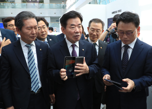15일 국회 의원회관에서 열린 국회 MWC 2023 참여기업 전시회에서 김진표 국회의장과 민주당 박광온 원내대표, 정청래 최고위원 등이 삼성전자 제품을 보고 있다. 연합뉴스