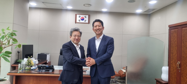 김장호 구미시장은 지역 주요 현안사업의 원활한 추진을 위해 이원재 국토교통부 1차관을 만나 지역 현안사업의 필요성을 설명했다. 왼쪽부터 이원재 국토부 1차관, 김장호 구미시장. 구미시 제공
