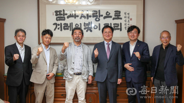5일 대구 중구 매일신문사를 방문한 다카하라 고지 (주)다카하라코퍼레이션 회장과 이동군 (주)군월드 대표이사가 정창룡 매일신문 사장과 기념 사진을 촬영하고 있다. 왼쪽부터 (주)다카하라코퍼레이션 고노 다케시 한국 담당 고문, 오쿠모토 유우 이치로 환경솔루션 사업부 과장, 다카하라 고지 회장, 정창룡 매일신문 사장, (주)군월드 이동군 대표이사, 이광필 연구소장. 안성완 기자 asw0727@imaeil.com