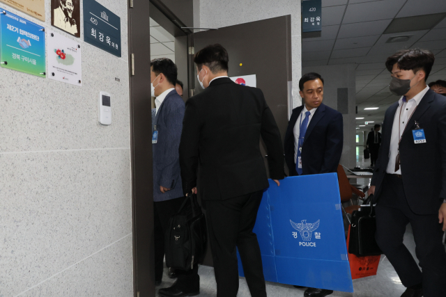 서울경찰청 반부패·공공범죄수사대 수사관들이 5일 압수수색을 위해 국회 의원회관 더불어민주당 최강욱 의원실로 들어서고 있다. 경찰은 한동훈 법무부 장관의 개인정보가 유출되는 과정에 최 의원이 연루된 정황을 포착한 것으로 알려졌다. 연합뉴스
