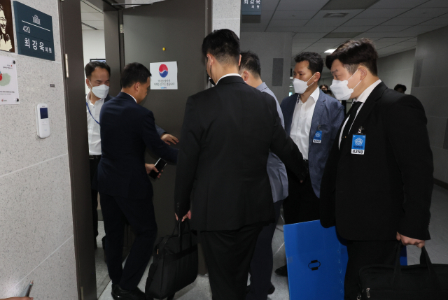 서울경찰청 반부패·공공범죄수사대 수사관들이 5일 압수수색을 위해 국회 의원회관 더불어민주당 최강욱 의원실로 들어서고 있다. 경찰은 한동훈 법무부 장관의 개인정보가 유출되는 과정에 최 의원이 연루된 정황을 포착한 것으로 알려졌다. 연합뉴스