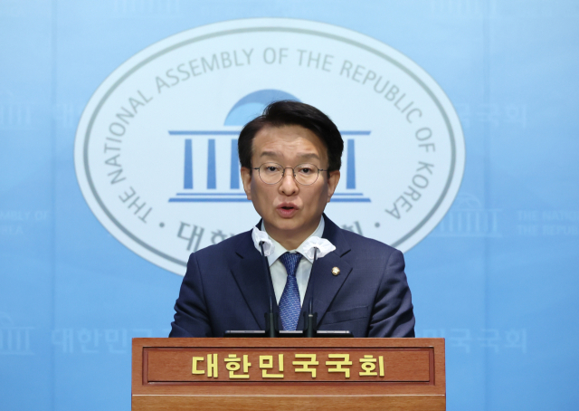 더불어민주당 권칠승 수석대변인이 5일 오전 국회 소통관에서 브리핑하고 있다. 연합뉴스