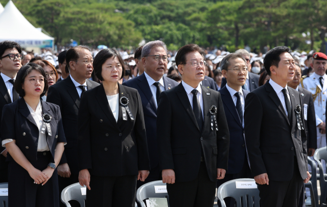 국민의힘 김기현 대표(오른쪽부터), 더불어민주당 이재명 대표, 정의당 이정미 대표, 기본소득당 용혜인 의원이 6일 서울 동작구 국립서울현충원에서 열린 제68회 현충일 추념식에서 애국가를 부르고 있다. 연합뉴스