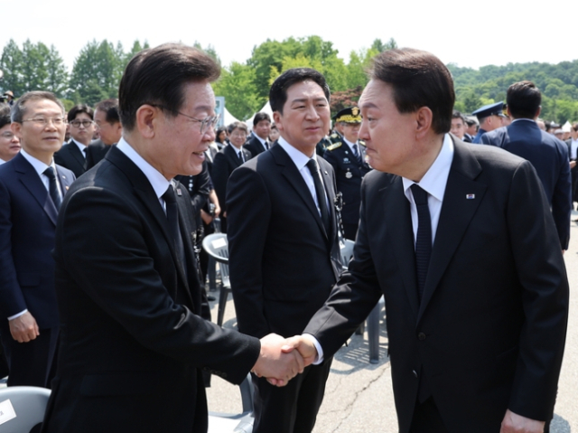 윤석열 대통령이 6일 서울 동작구 국립서울현충원에서 열린 제68회 현충일 추념식에서 더불어민주당 이재명 대표와 인사하고 있다. 연합뉴스