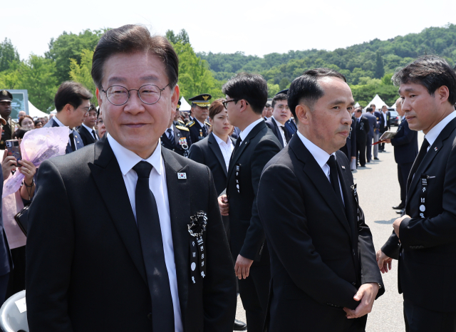 더불어민주당 이재명 대표(왼쪽)가 6일 서울 동작구 국립서울현충원에서 열린 제68회 현충일 추념식장에서 최원일 전 천안함장(가운데)으로부터 항의를 받은 뒤 돌아서고 있다. 연합뉴스