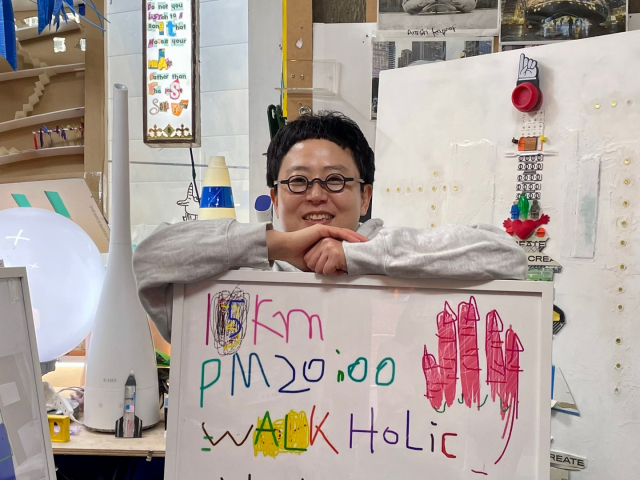 손노리 작가가 작업실에서 포즈를 취하고 있다. 그가 턱에 괸 작품은 지난 11일까지 갤러리토마에서 전시한 작품 중 하나다. 이연정 기자