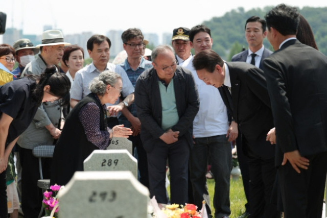 윤석열 대통령과 김건희 여사가 6일 서울 동작구 국립서울현충원에서 열린 제68회 현충일 추념식에 참석한 뒤 베트남전 전사자 묘역을 방문, 참배객들과 대화하고 있다. 대통령실