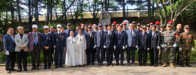 6일 대구 달서구 두류공원에 있는 메카우 장군 공덕비 앞에서 참배 행사가 열렸다. 달서구청 제공