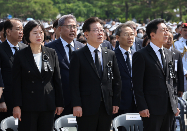 국민의힘 김기현 대표와 더불어민주당 이재명 대표, 정의당 이정미 대표가 6일 서울 동작구 국립서울현충원에서 열린 제68회 현충일 추념식에서 애국가를 부르고 있다. 연합뉴스