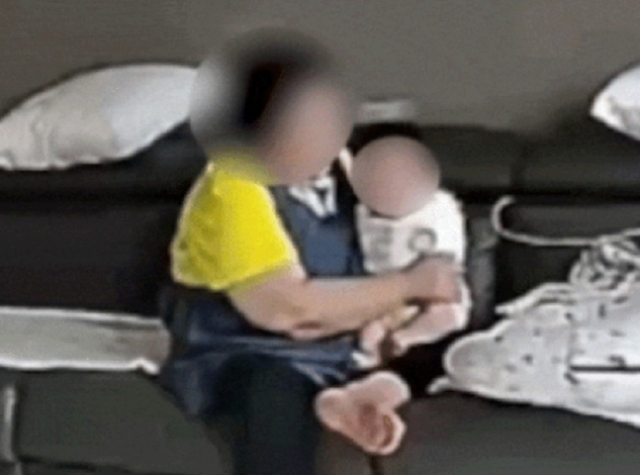 산후도우미 A씨가 2021년 6월 주먹으로 자신이 돌보던 영아의 머리를 가격하고 있다. 피해 영아 부모