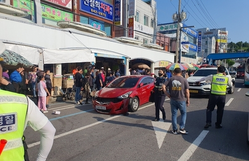 70대 운전 승용차 여수 전통시장 덮쳐 7명 중경상 