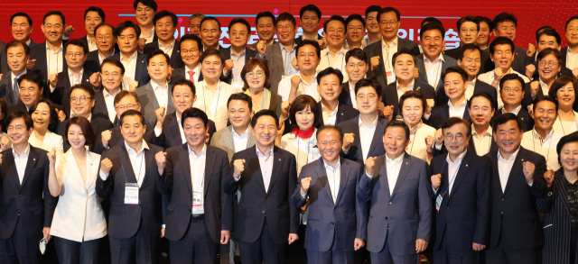 국민의힘 김기현 대표와 윤재옥 원내대표가 2일 여의도 중소기업중앙회에서 열린 전국 당협위원장 워크숍에서 기념촬영을 하고 있다. 연합뉴스