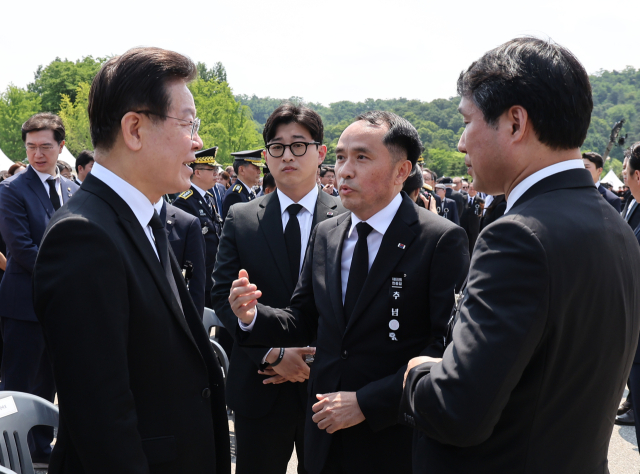 더불어민주당 이재명 대표(왼쪽)가 6일 서울 동작구 국립서울현충원에서 열린 제68회 현충일 추념식장에서 추념식이 끝난 뒤 최원일 전 천안함장(가운데)으로부터 항의를 받고 있다. 연합뉴스