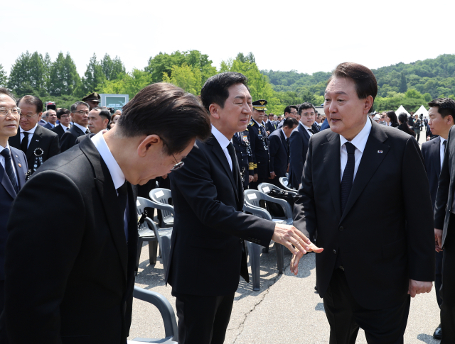 윤석열 대통령이 6일 서울 동작구 국립서울현충원에서 열린 제68회 현충일 추념식에서 여야대표와 인사하고 있다. 연합뉴스