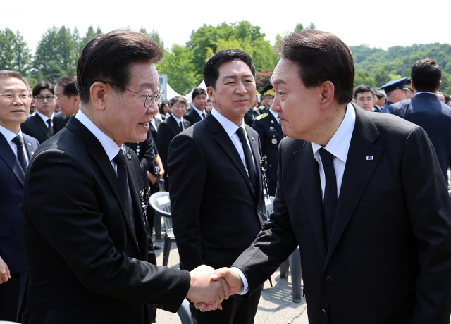 윤석열 대통령이 6일 서울 동작구 국립서울현충원에서 열린 제68회 현충일 추념식에서 더불어민주당 이재명 대표와 악수하고 있다. 연합뉴스
