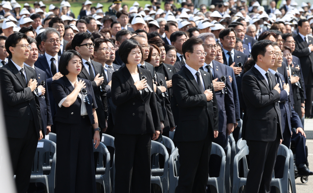 국민의힘 김기현 대표(오른쪽부터), 더불어민주당 이재명 대표, 정의당 이정미 대표, 기본소득당 용혜인 의원이 6일 서울 동작구 국립서울현충원에서 열린 제68회 현충일 추념식에서 국기에 경례하고 있다. 연합뉴스