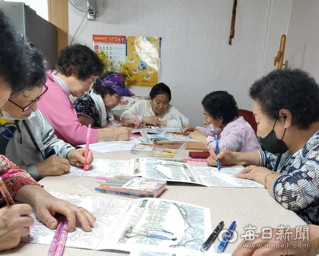 경산지역 어르신들이 대한노인회 경산시지회의 컬러링북 색칠하기 프로그램 활동에 참여하고 있다. 노인회 경산시지회 제공