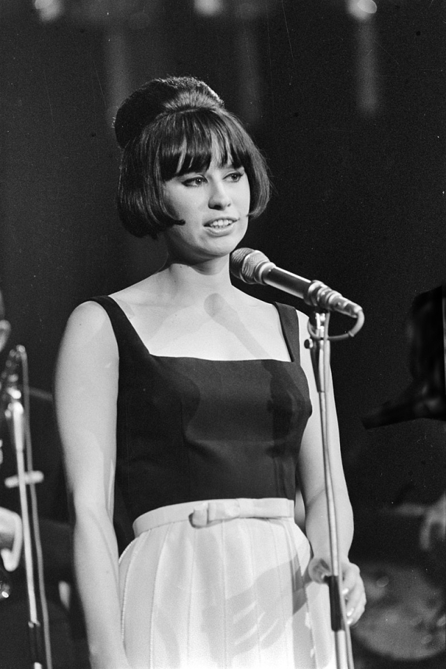 아스투르드 질베르투(Astrud Gilberto). 위키피디아