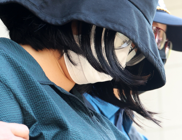 또래 여성을 살해하고 시신을 유기한 혐의를 받는 정유정(23)이 2일 오전 부산 동래경찰서에서 나와 검찰로 송치되고 있다. 우발적 범행이라고 진술했던 정유정은 지난달 31일 경찰 조사과정에서 