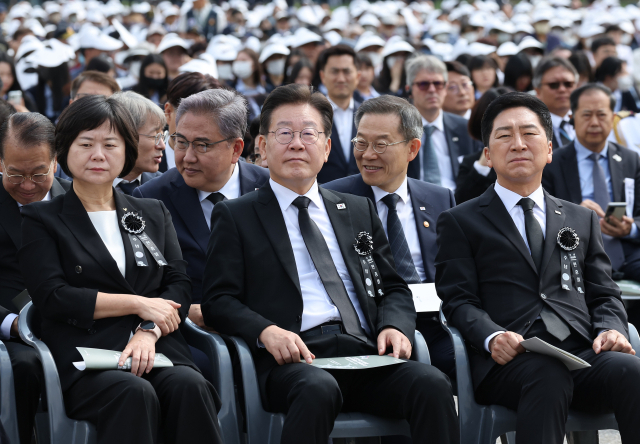 국민의힘 김기현 대표(오른쪽부터), 더불어민주당 이재명 대표, 정의당 이정미 대표가 6일 서울 동작구 국립서울현충원에서 열린 제68회 현충일 추념식에 참석하고 있다. 연합뉴스